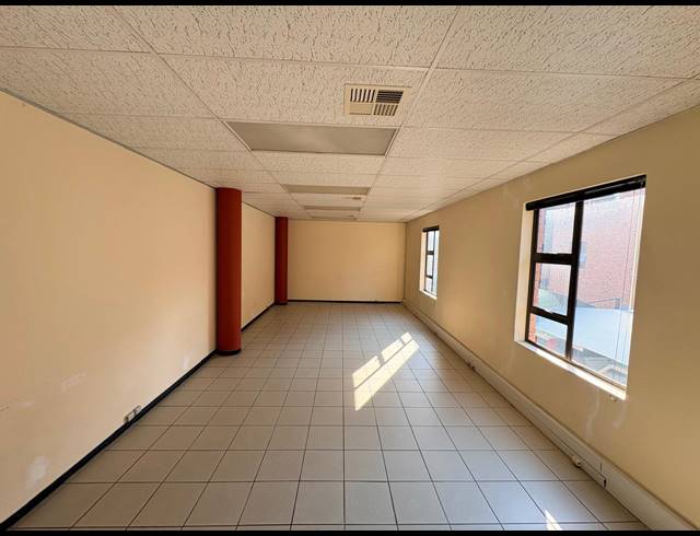 144M² OFFICE TO LET IN FOURWAYS